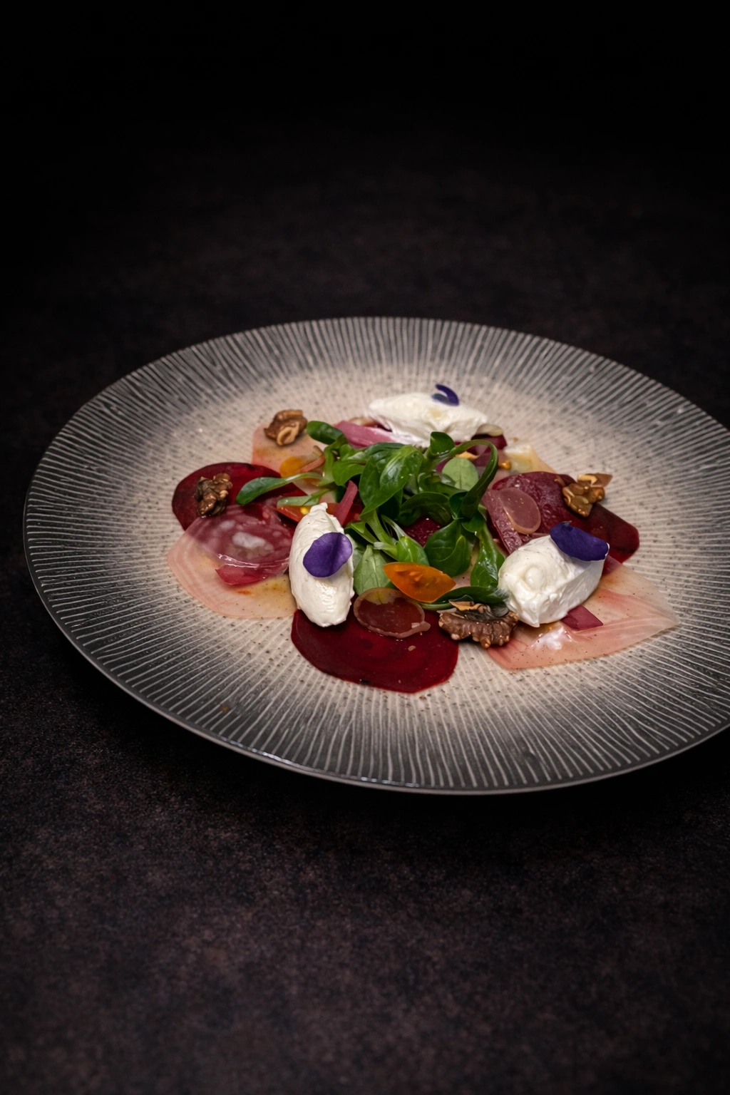 Carpaccio de betteraves, chèvre au miel, blé croquant, noix, balsamique.